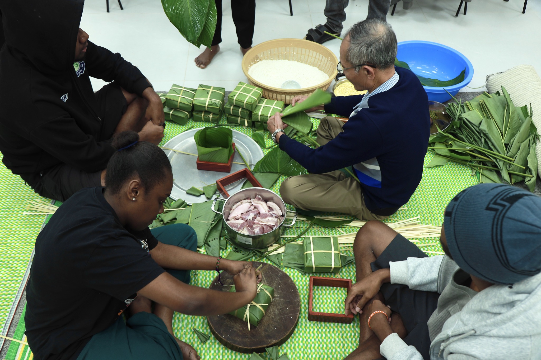 Gấp lá xanh, buộc lạt mềm – Sinh viên quốc tế tại PTIT đón Tết Việt qua hoạt động gói bánh chưng
