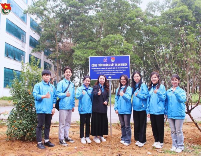 Tuổi trẻ PTIT rộn ràng ra quân công trình “Hàng cây thanh niên” tại cơ sở Hòa Lạc