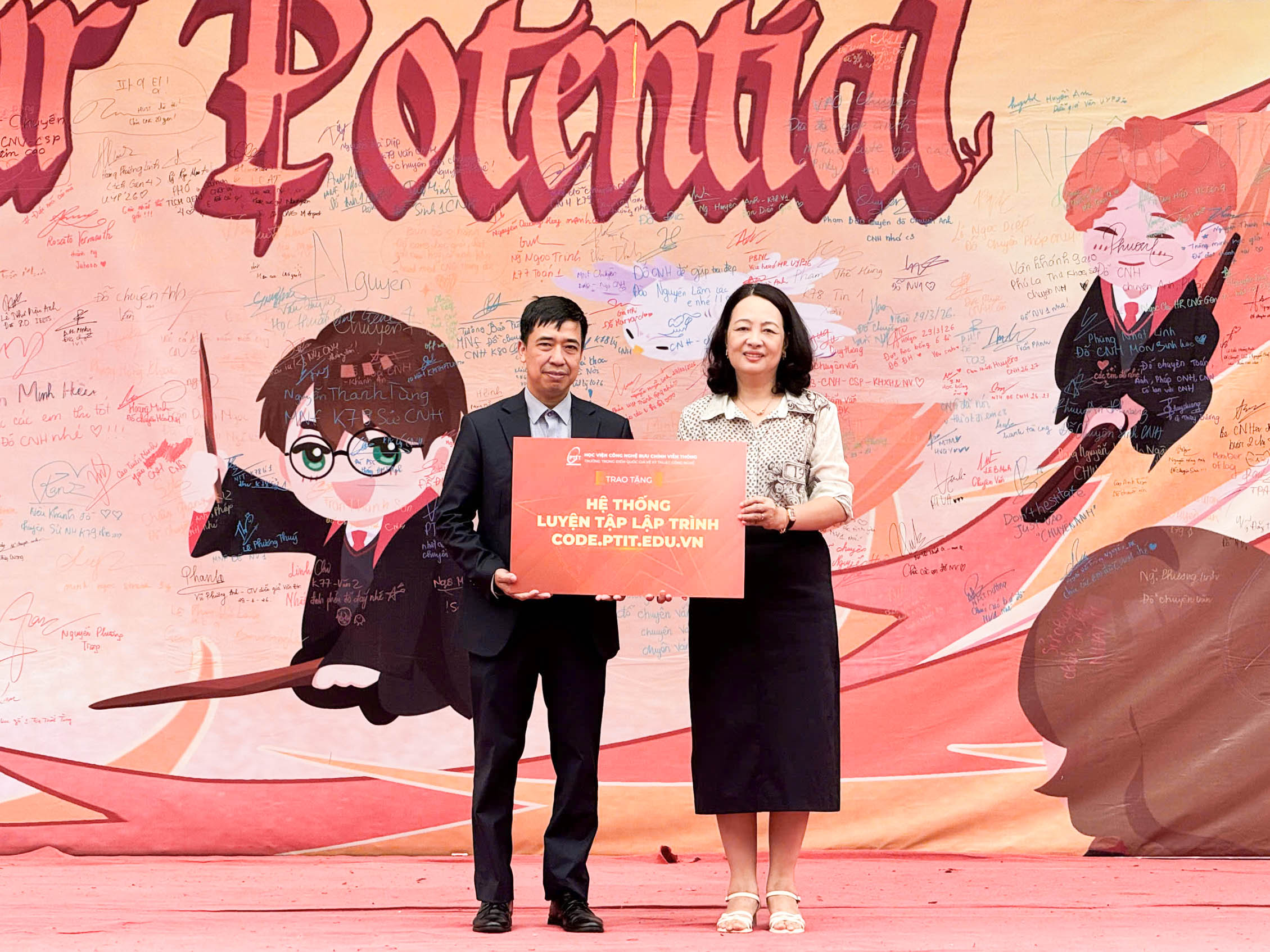 Học viện Công nghệ Bưu chính Viễn thông trao tặng học cụ STEM, học bổng tinh hoa và chia sẻ định hướng ngành công nghệ chiến lược tại THPT Chuyên Nguyễn Huệ