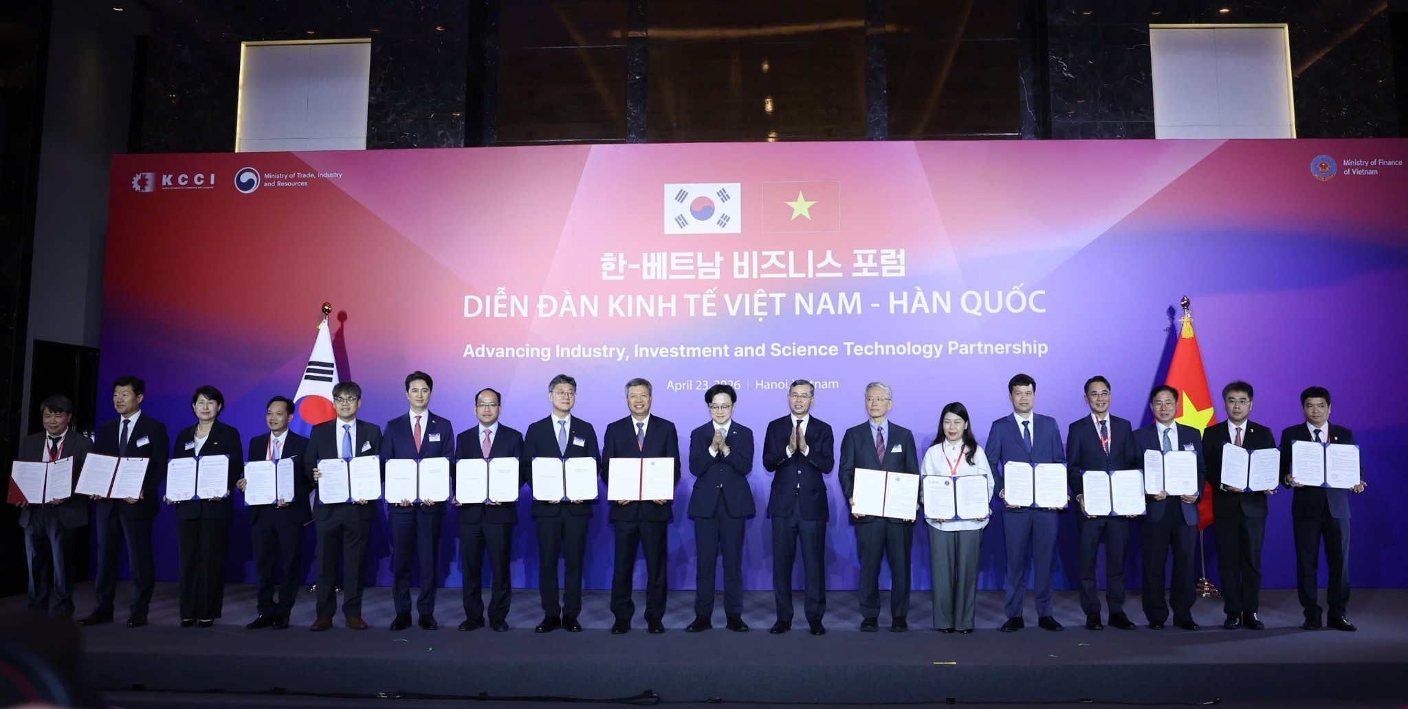 Học viện Công nghệ Bưu chính Viễn thông (PTIT) và Phòng Thương mại và Công nghiệp Hàn Quốc (KCCI) trao MOU trong khuôn khổ Diễn đàn Kinh tế Việt Nam – Hàn Quốc