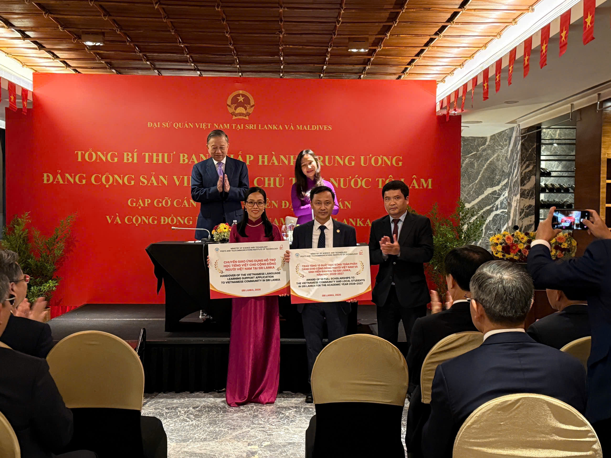 Học viện Công nghệ Bưu chính Viễn thông trao học bổng toàn phần cho sinh viên Sri Lanka và tặng ứng dụng hỗ trợ học tiếng Việt