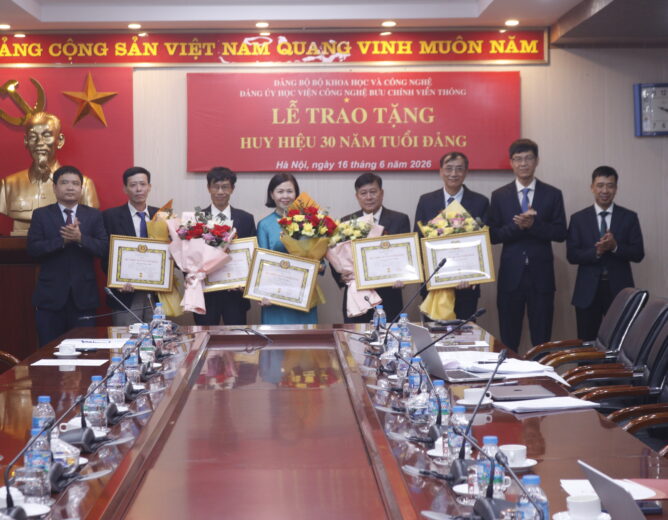 Đảng ủy Học viện Công nghệ Bưu chính Viễn thông trao tặng Huy hiệu 30 năm tuổi Đảng cho 05 đảng viên