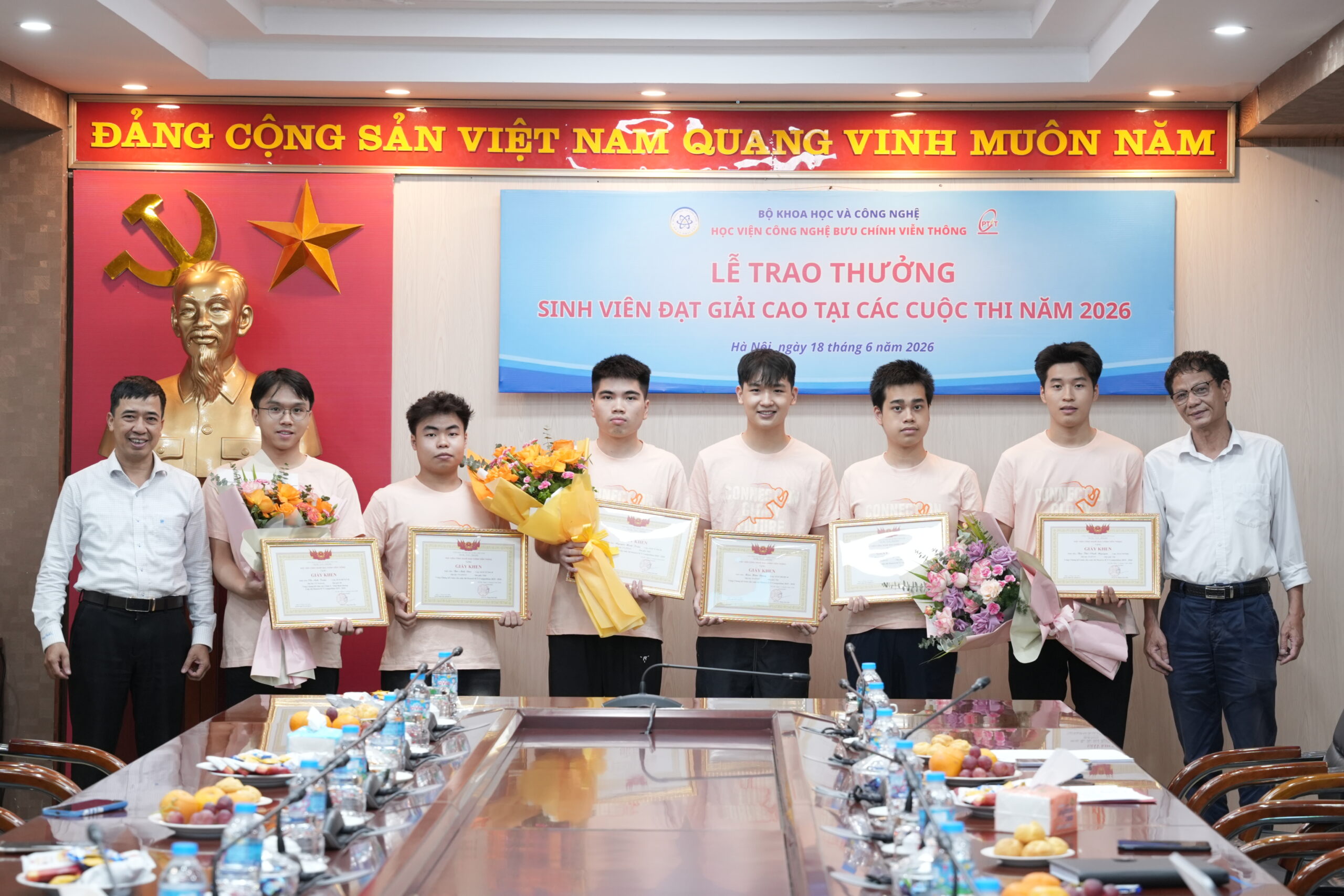 PTIT khen thưởng sinh viên đạt thành tích xuất sắc tại Chung kết toàn cầu Huawei ICT Competition 2025-2026