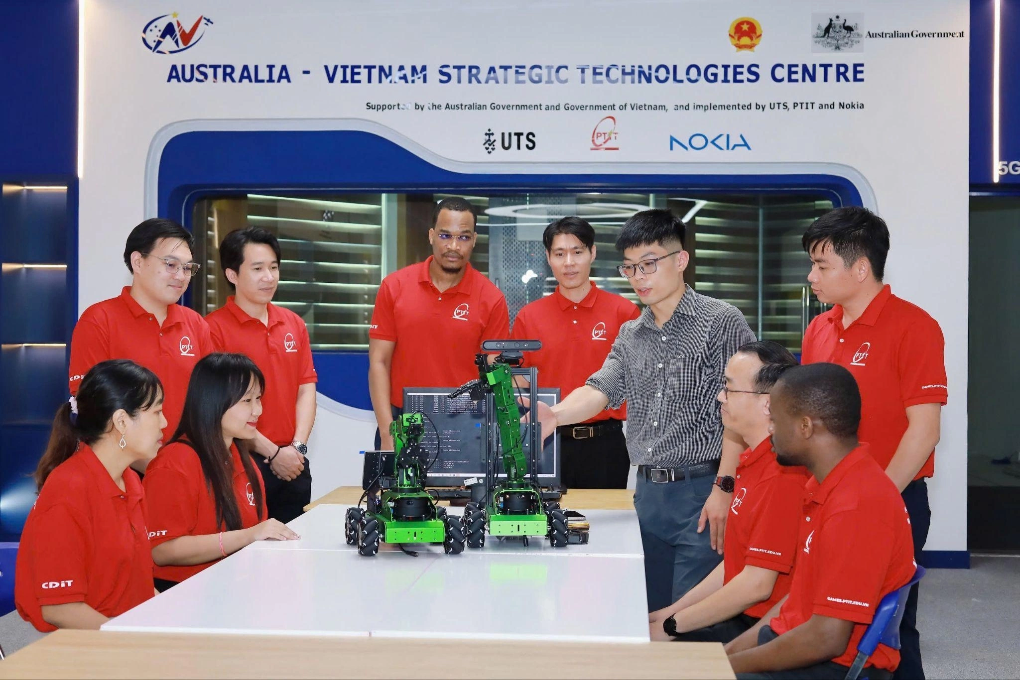Đào tạo kỹ sư làm chủ UAV và robot di động tự hành: Bước đi tiên phong của PTIT