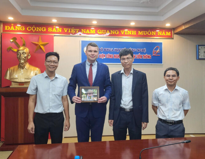 Học viện Công nghệ Bưu chính Viễn thông tiếp và làm việc với PGS.TS. Igor Ushakov (Trường ĐH Viễn thông Quốc gia Saint Petersburg, LB Nga)