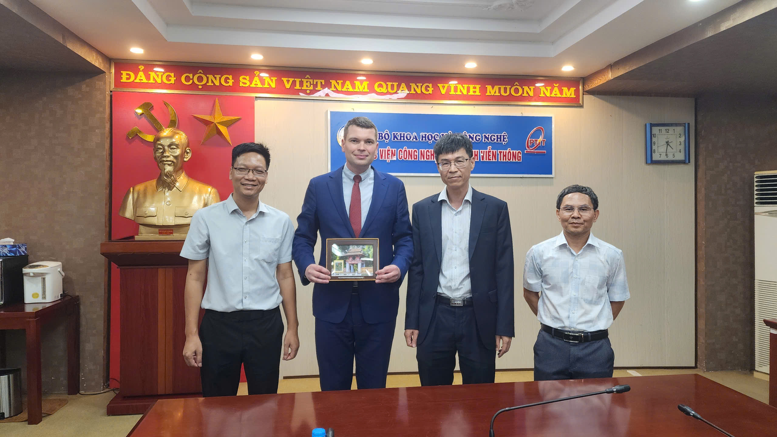 Học viện Công nghệ Bưu chính Viễn thông tiếp và làm việc với PGS.TS. Igor Ushakov (Trường ĐH Viễn thông Quốc gia Saint Petersburg, LB Nga)