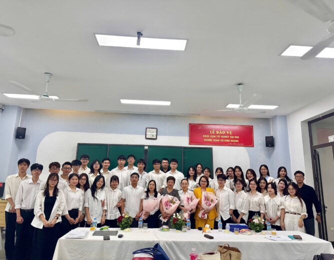 Mùa bảo vệ khóa luận tốt nghiệp tại Học viện Công nghệ Bưu chính Viễn thông và một thế hệ trưởng thành giữa những đổi thay