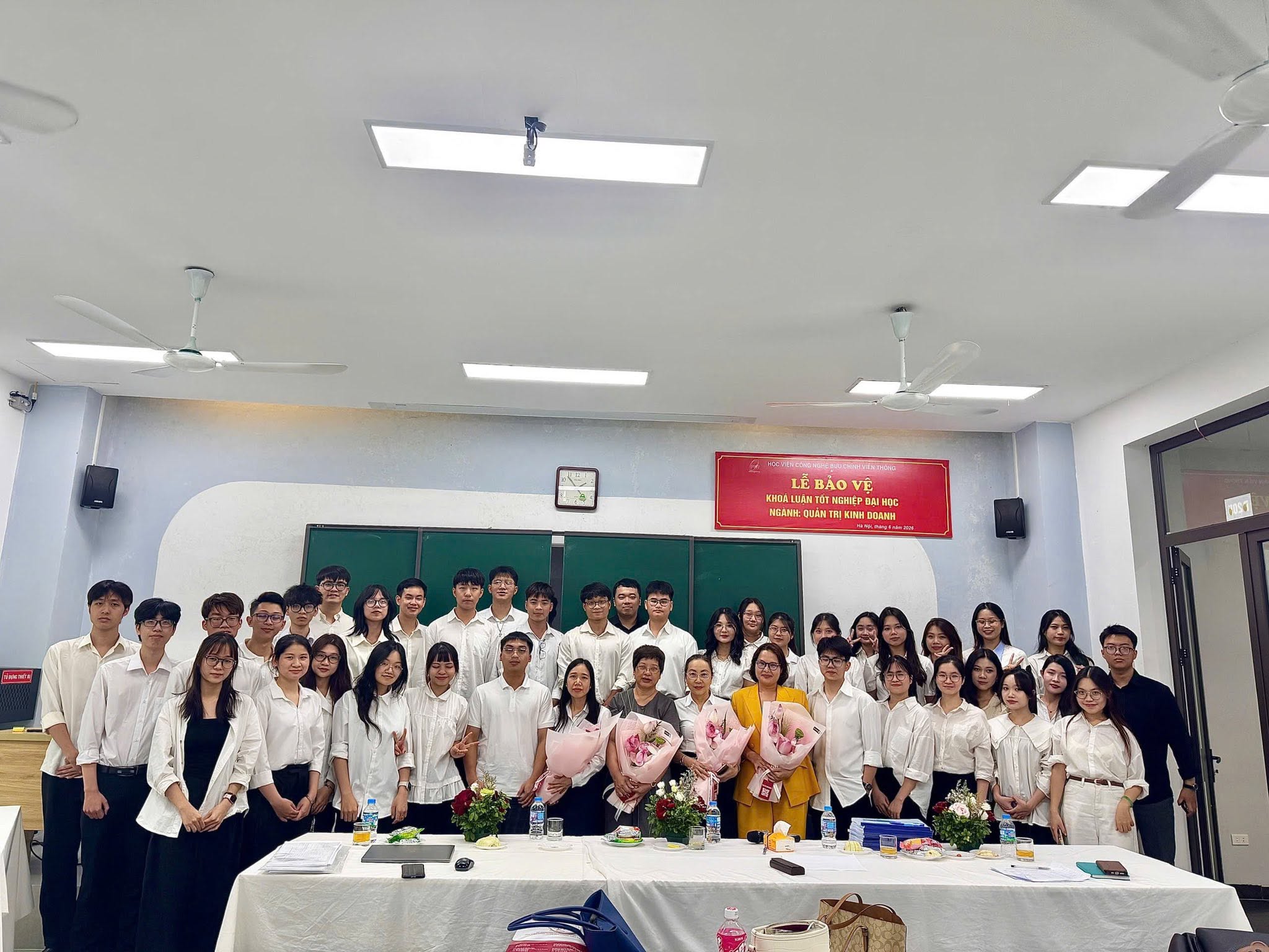 Mùa bảo vệ khóa luận tốt nghiệp tại Học viện Công nghệ Bưu chính Viễn thông và một thế hệ trưởng thành giữa những đổi thay