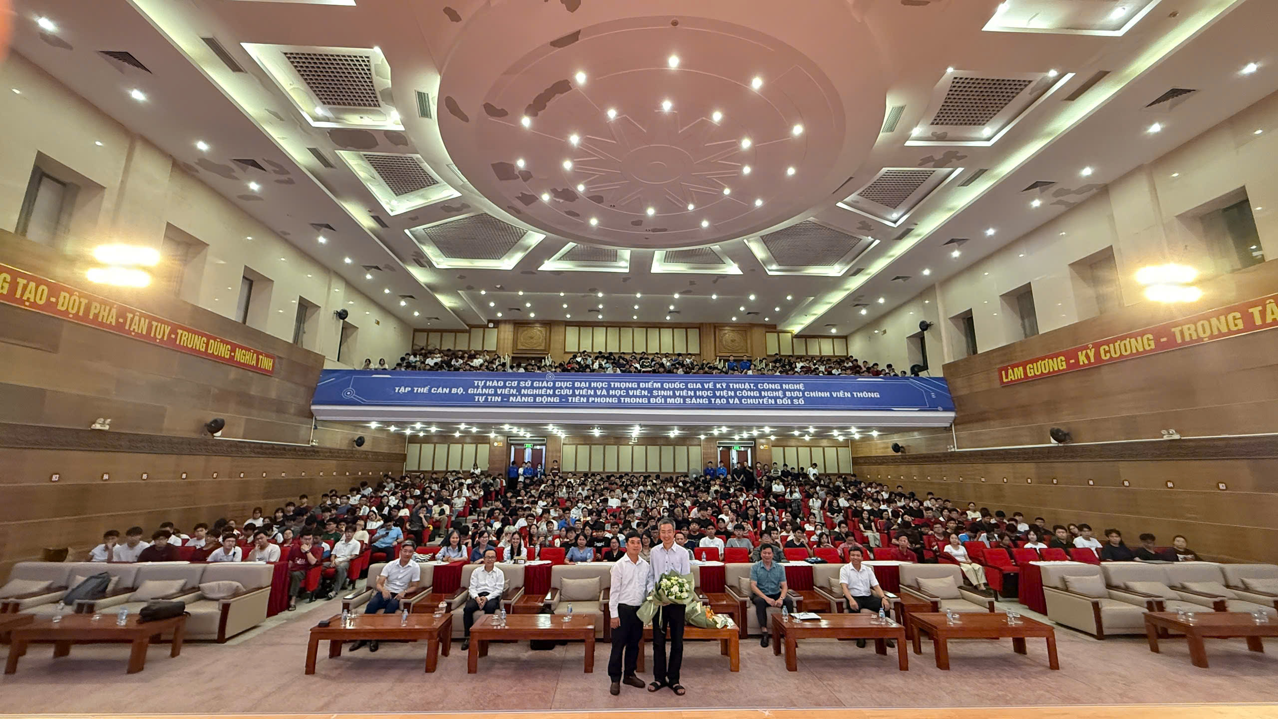 GS. Phan Thành Nam mang đến bài giảng đặc biệt “Đối xứng và bất đối xứng” tại PTIT: Khi cái đẹp cần một phần không hoàn hảo