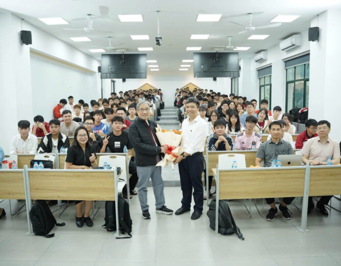 Sinh viên Học viện hào hứng tham dự tọa đàm “Bộ tăng tốc phần cứng cho bộ giải truyền dẫn neutron song song sử dụng phương pháp MOC” với GS.TS. Lê Trọng Thụy