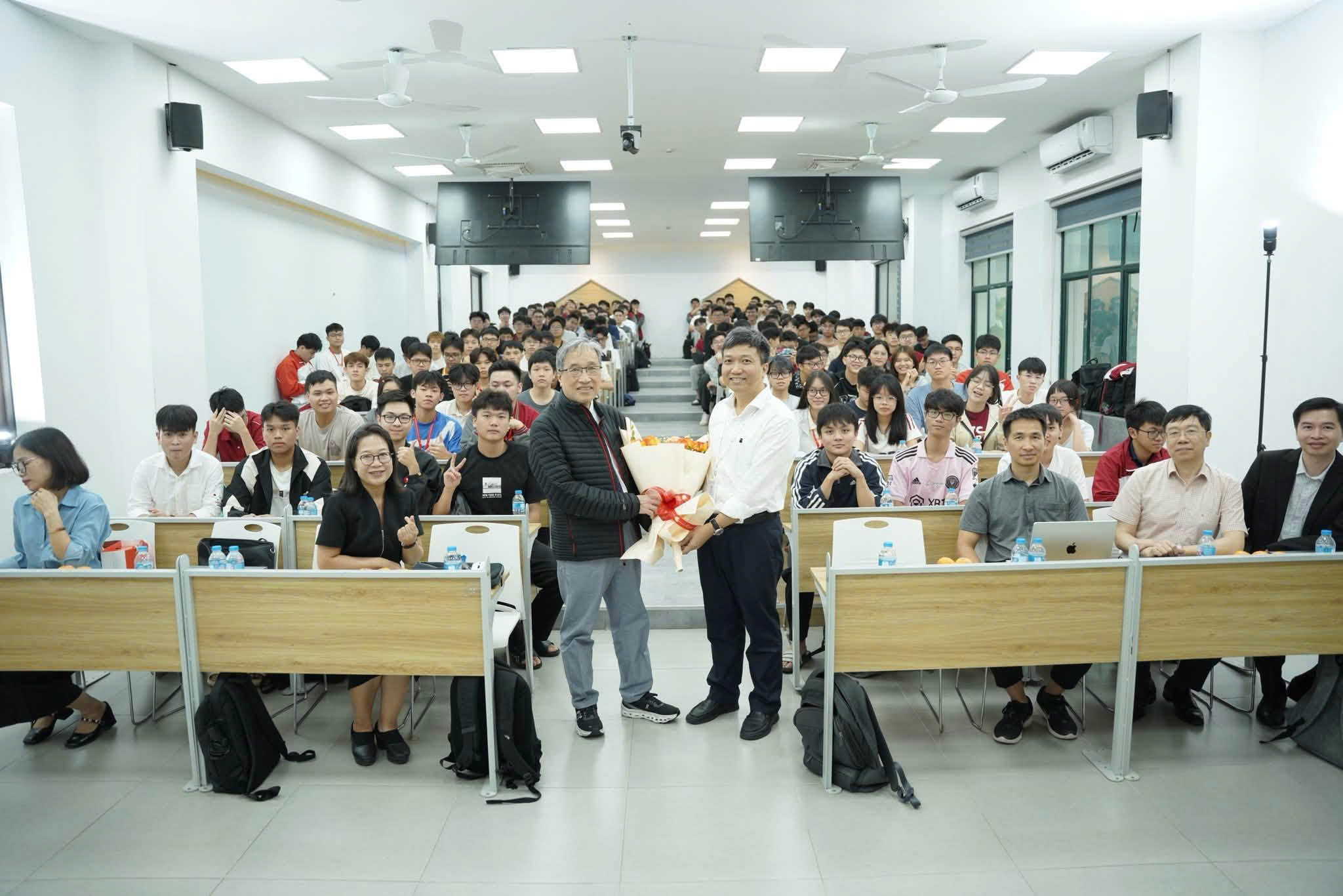 Sinh viên Học viện hào hứng tham dự tọa đàm “Bộ tăng tốc phần cứng cho bộ giải truyền dẫn neutron song song sử dụng phương pháp MOC” với GS.TS. Lê Trọng Thụy