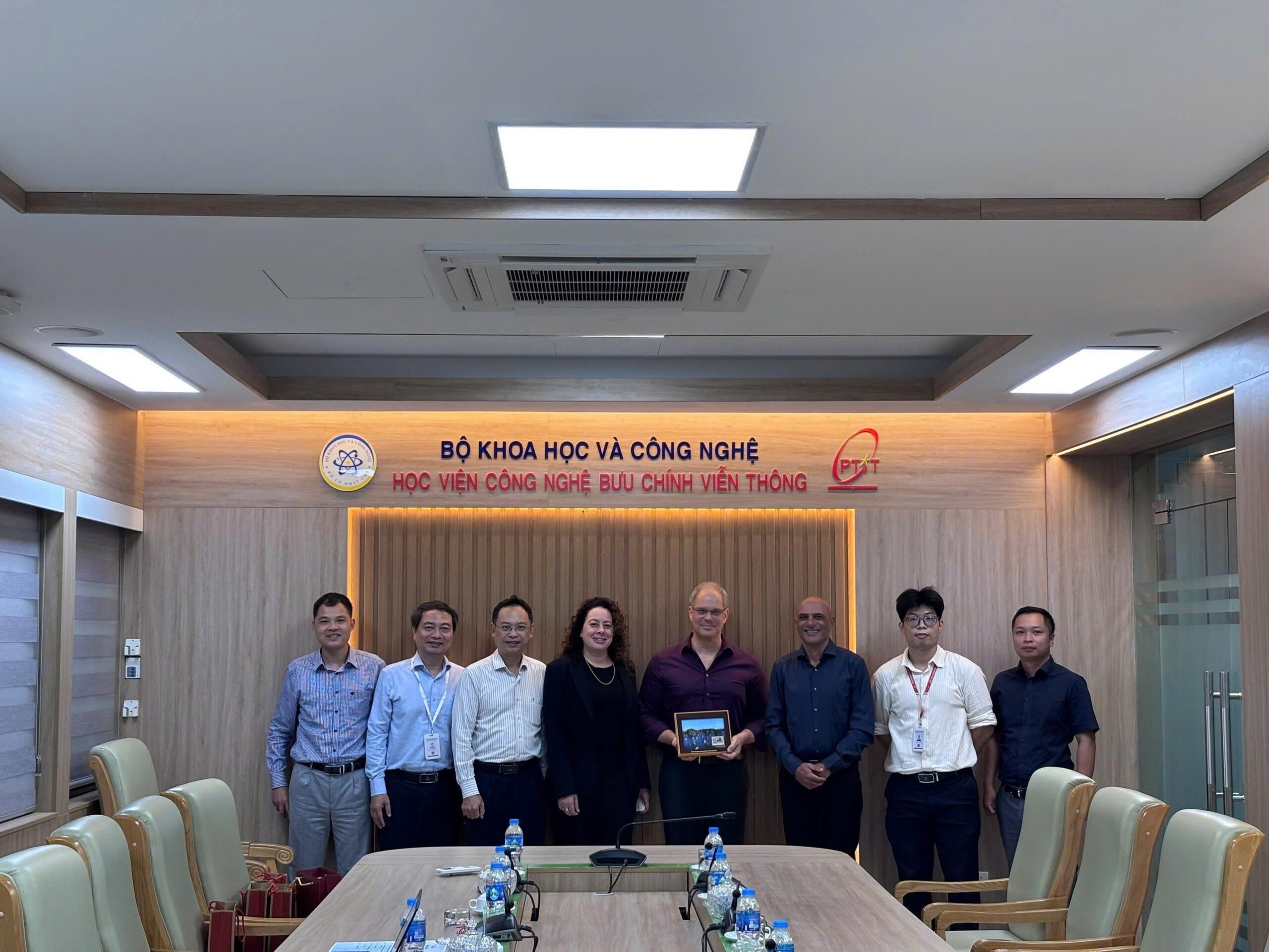 Học viện Công nghệ Bưu chính Viễn thông thúc đẩy hợp tác với Quantum Source Labs trong lĩnh vực công nghệ lượng tử