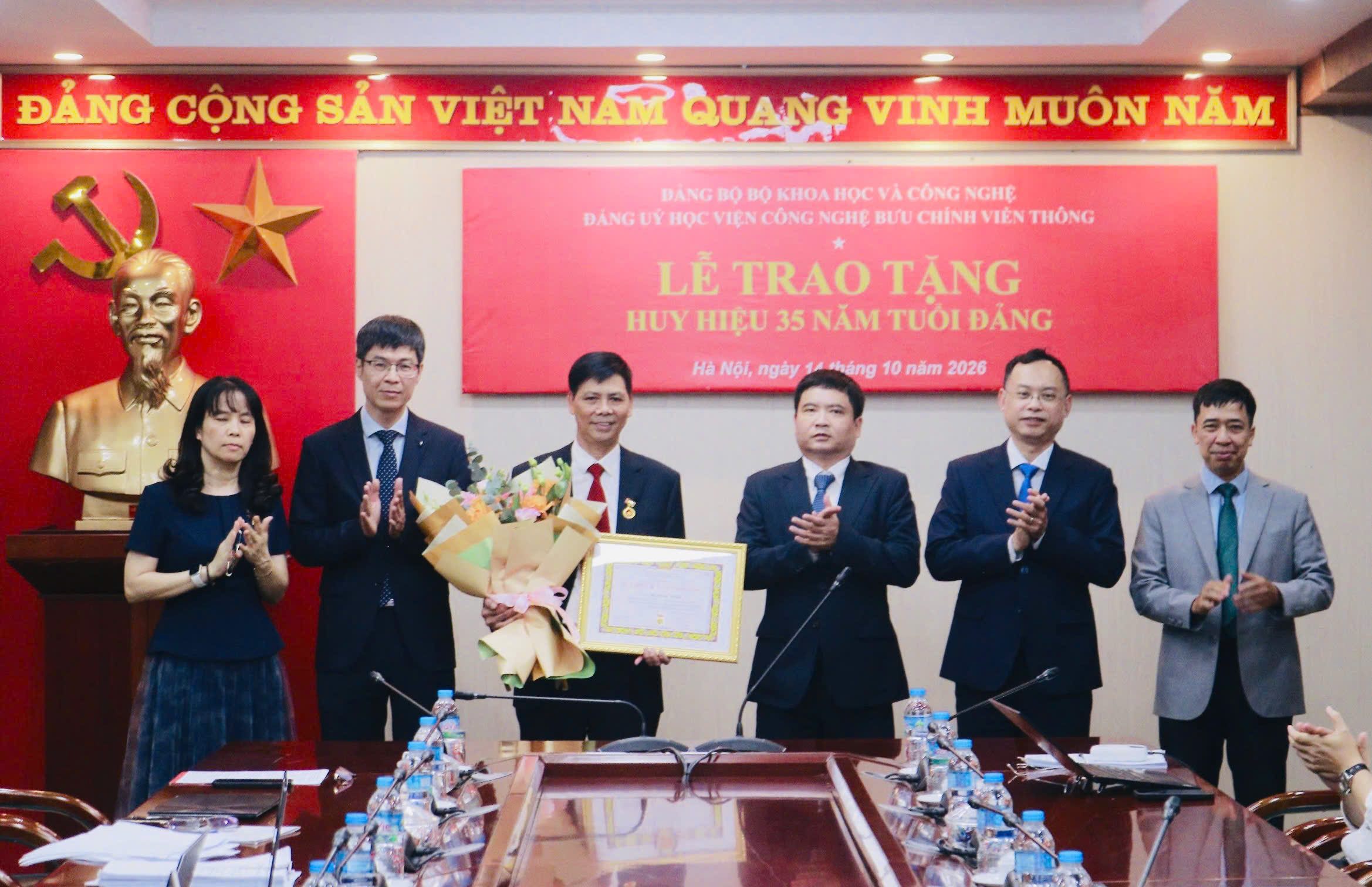 Đảng ủy Học viện Công nghệ Bưu chính Viễn thông trao tặng Huy hiệu 35 năm tuổi Đảng cho đồng chí Lê Đình Hồng