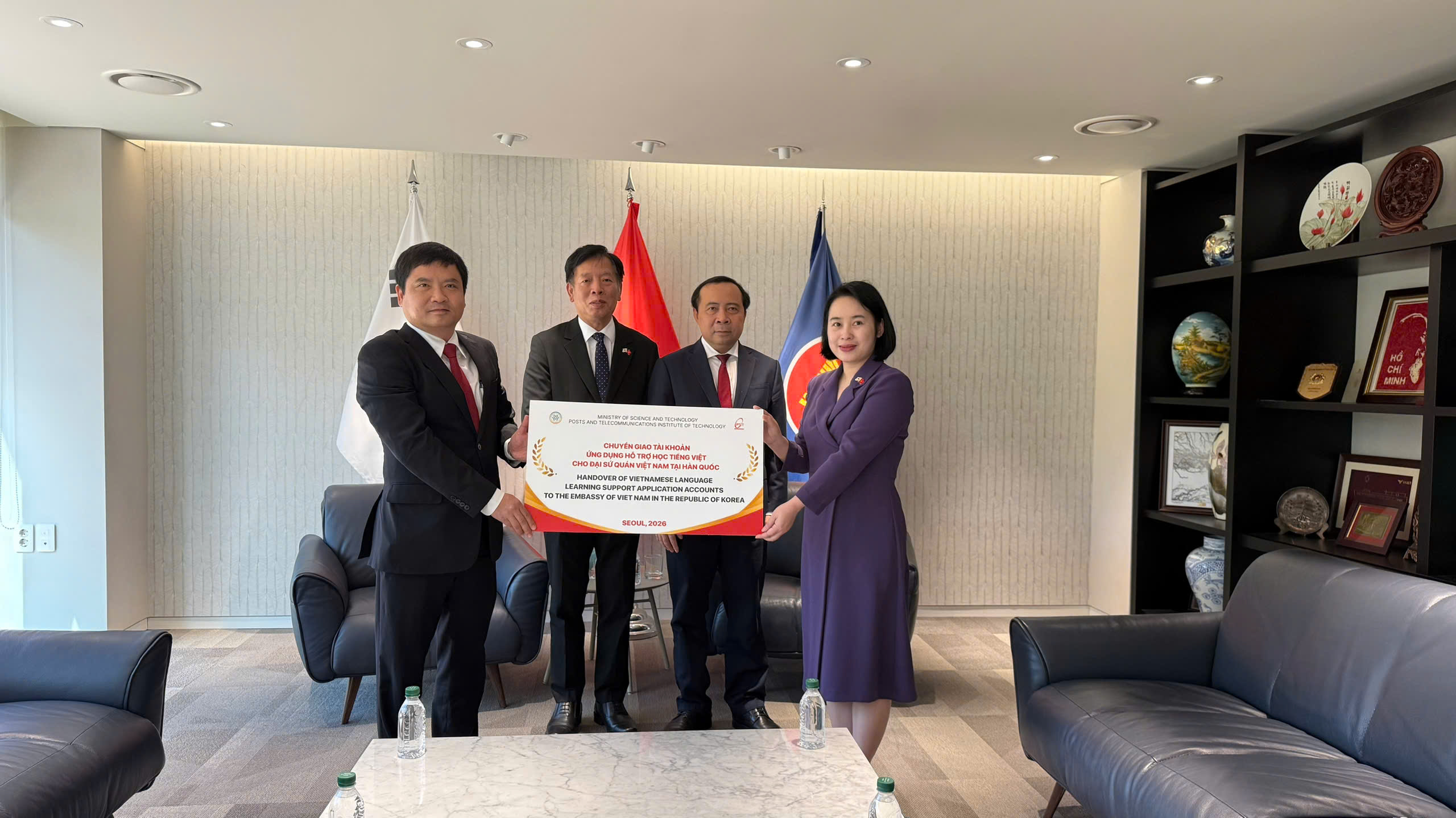 PTIT trao tặng tài khoản Ứng dụng hỗ trợ học tiếng Việt cho Đại sứ quán Việt Nam tại Hàn Quốc trong chuyến công tác tại Seoul