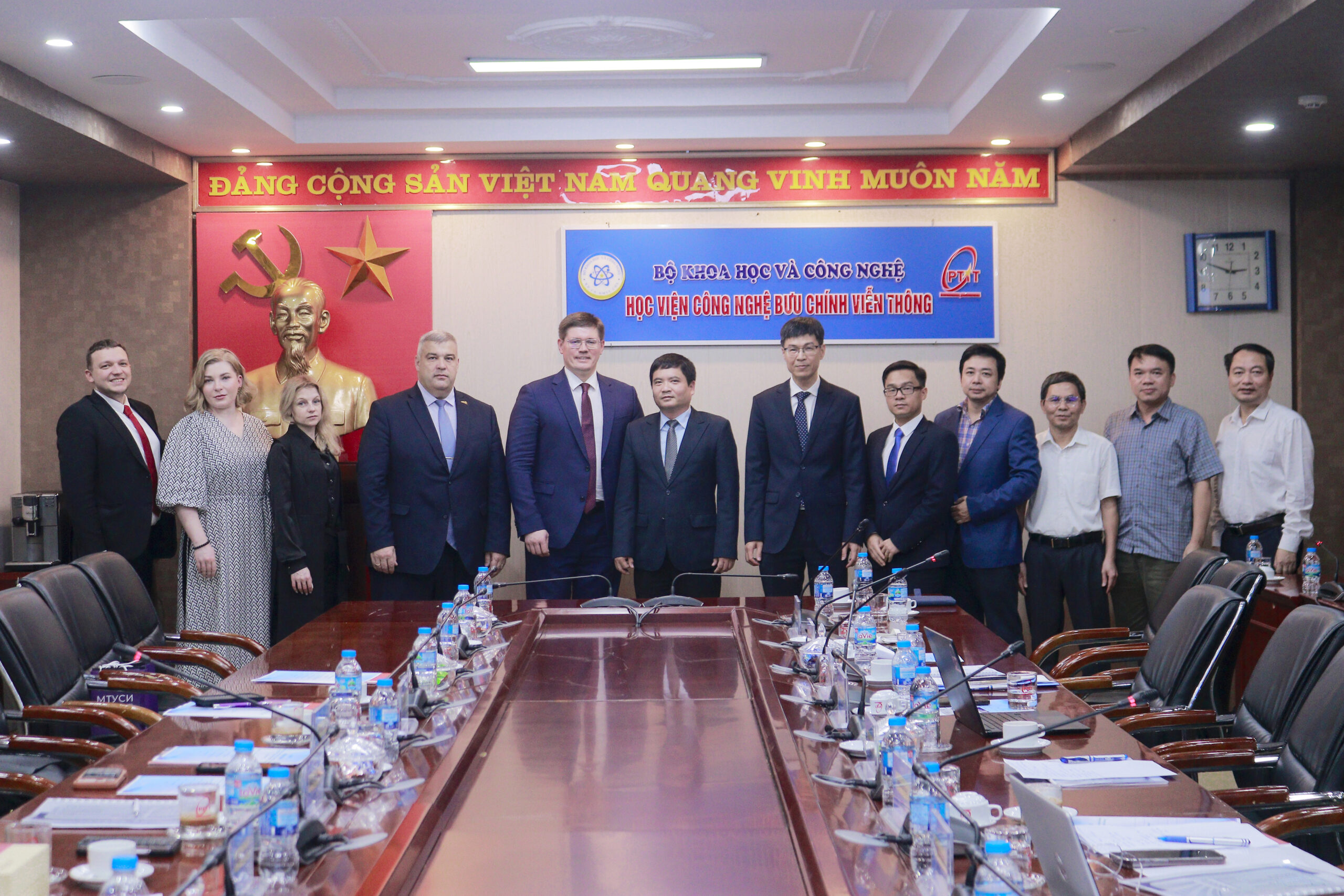 Đoàn công tác Trường Đại học Kỹ thuật Truyền thông và Tin học Matxcova (Liên bang Nga) thăm và làm việc tại Học viện Công nghệ Bưu chính Viễn thông