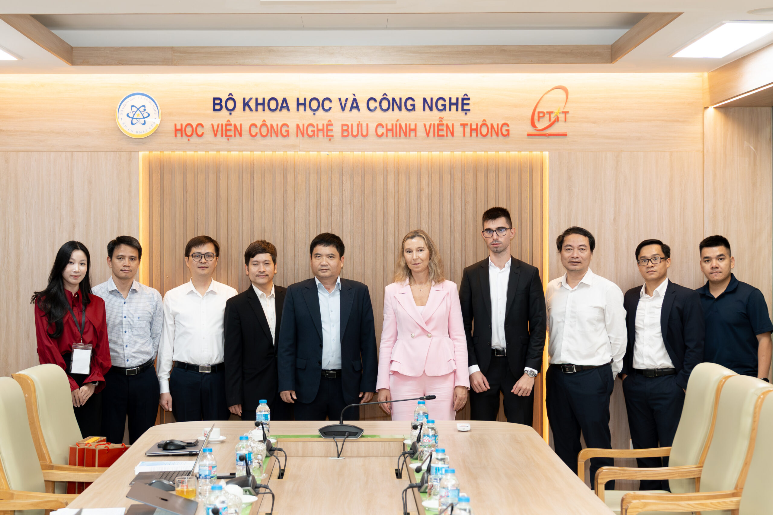 Các đại biểu đại diện Học viện Công nghệ Bưu chính Viễn thông và đoàn lãnh đạo Đại học Viễn thông và Bưu điện Bulgaria (UTP) tại buổi gặp mặt trao đổi